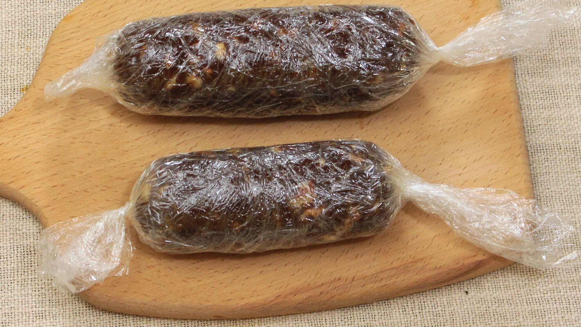 Рецепт Шоколадная колбаса с грецкими орехами и печеньем пошагово