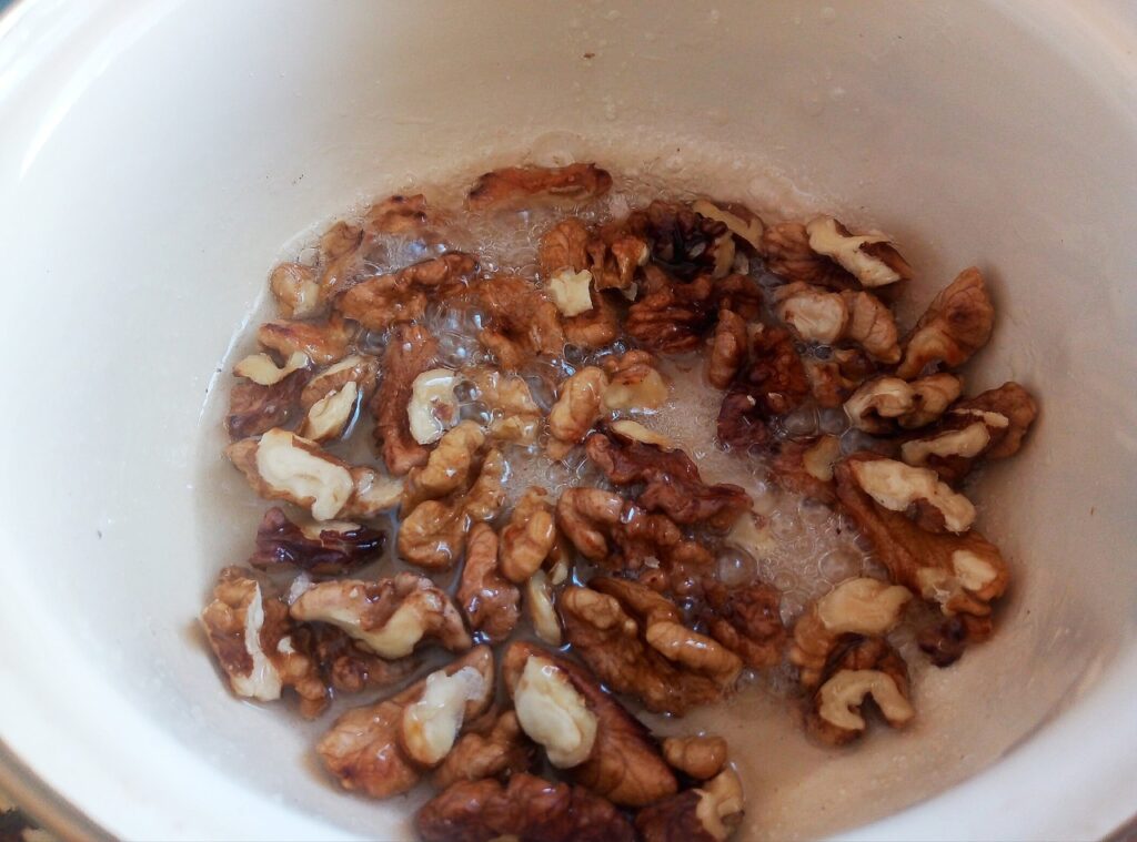 Жареные грецкие орехи в карамели – рецепт с фото пошагово