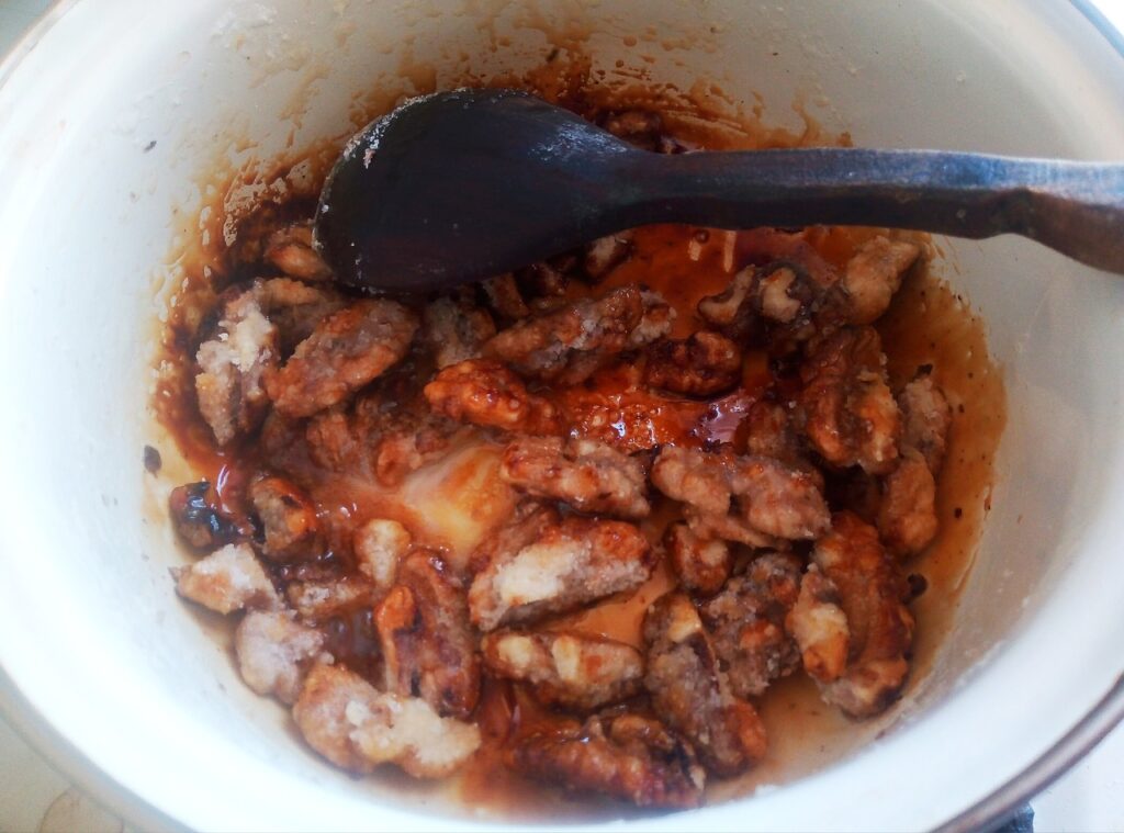 Жареные грецкие орехи в карамели – рецепт с фото пошагово
