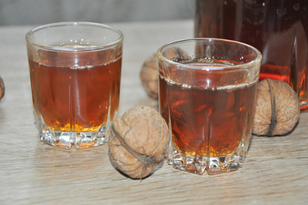 Настойка на скорлупе грецких орехов с медом: пошаговый рецепт