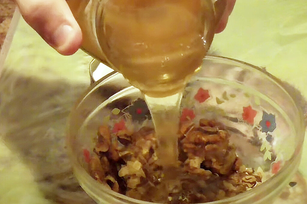 Почему грецкие орехи с медом полезны для здоровья мужчин и женщин