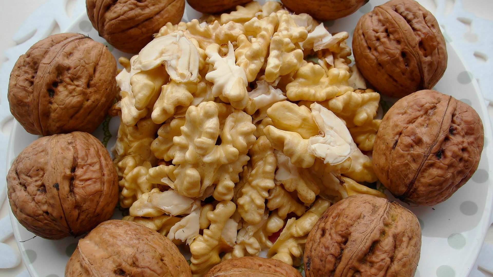 Грецкий орех в диетах: стоит ли кушать или нет